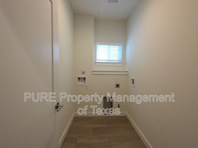 Building Photo - 6800 Menchaca Rd