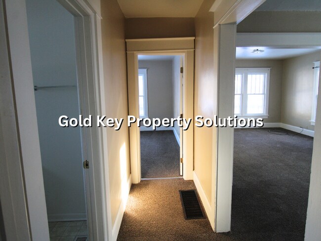 Building Photo - 2 BR 1 BA House with Dining Room and Basement SECTION 8 APPROVED