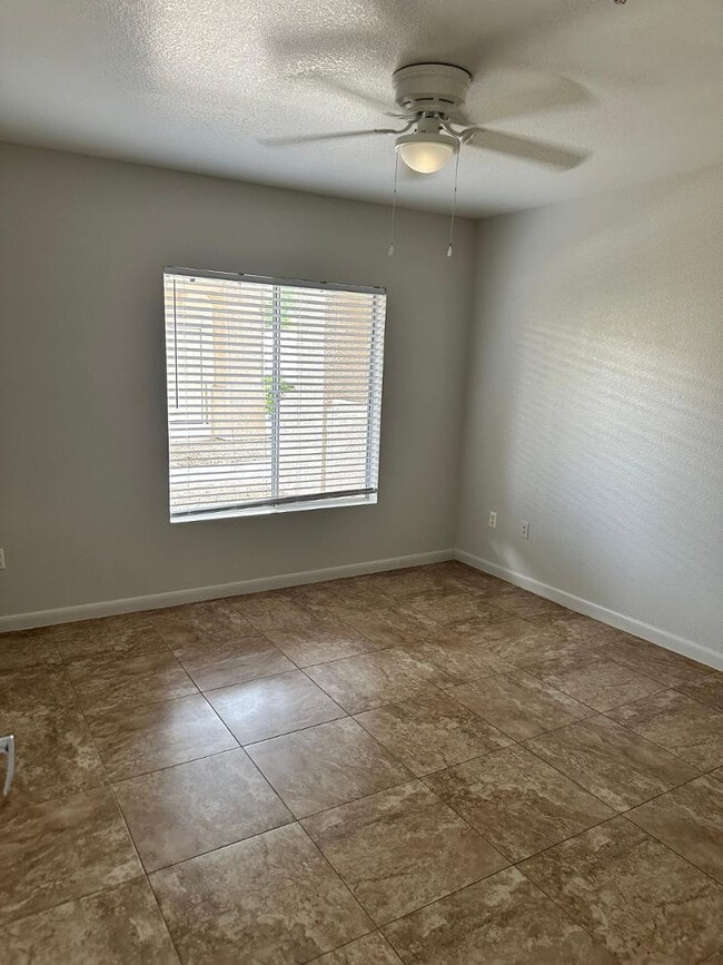 Building Photo - 1295 N Ash St