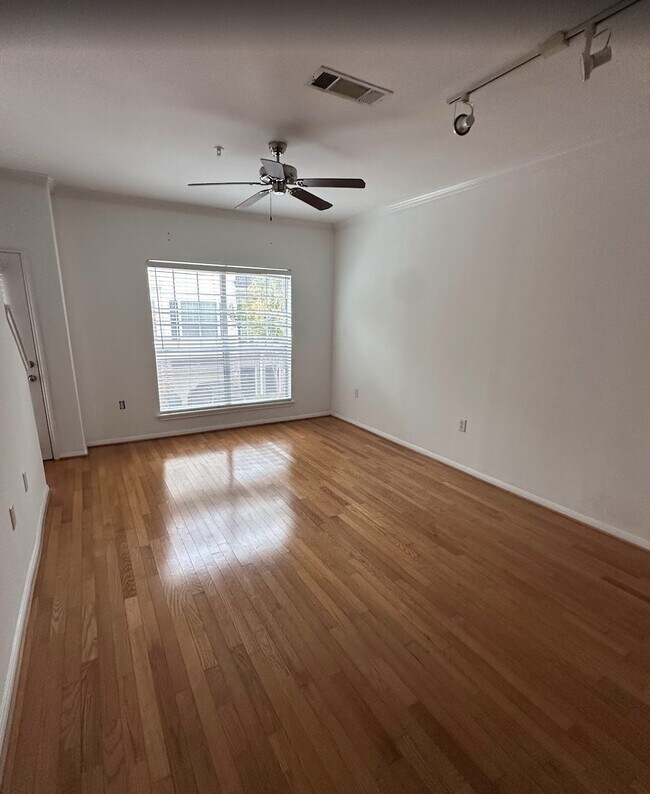 Building Photo - 9200 Westheimer Rd