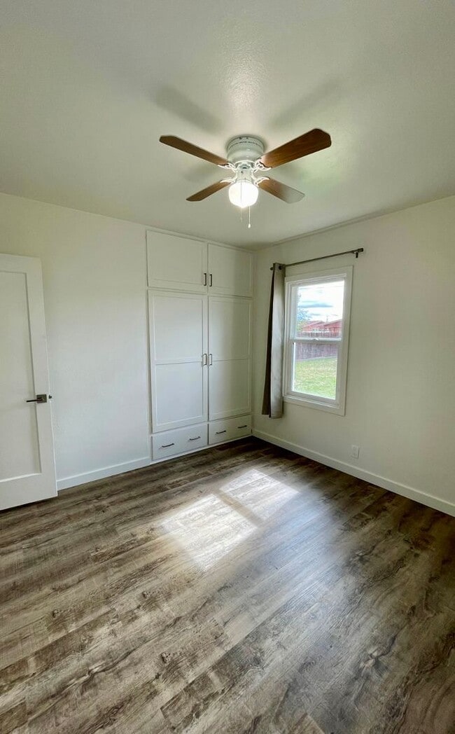 Building Photo - Freshly renovated 2bdrm, 1 bath house with...