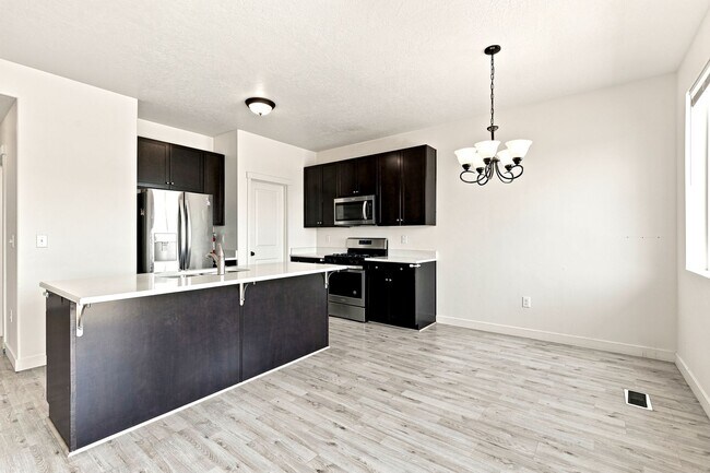 Building Photo - 3 Bedroom 2.5 Bathroom Townhome in Bluffdale!