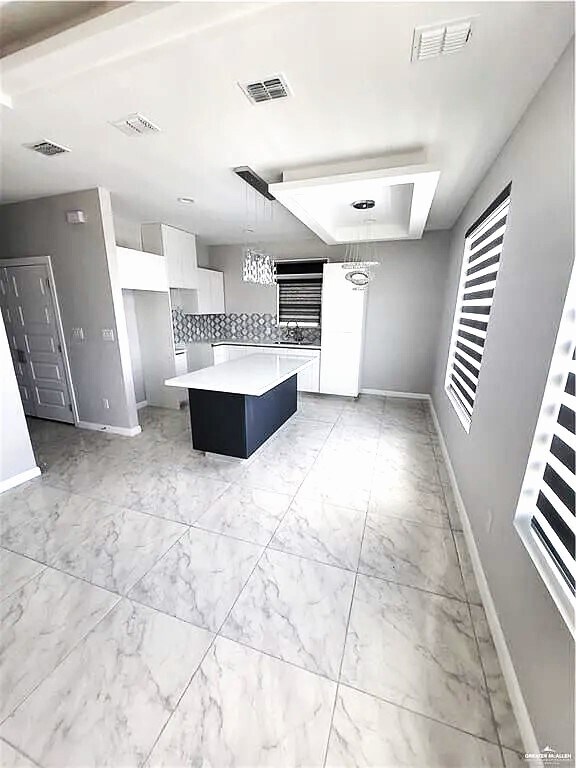 Building Photo - 3704 N Robin Ave