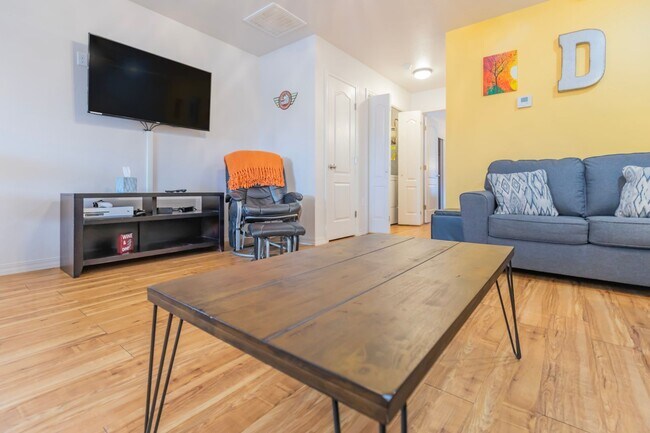 Building Photo - 800 Sherwood Dr