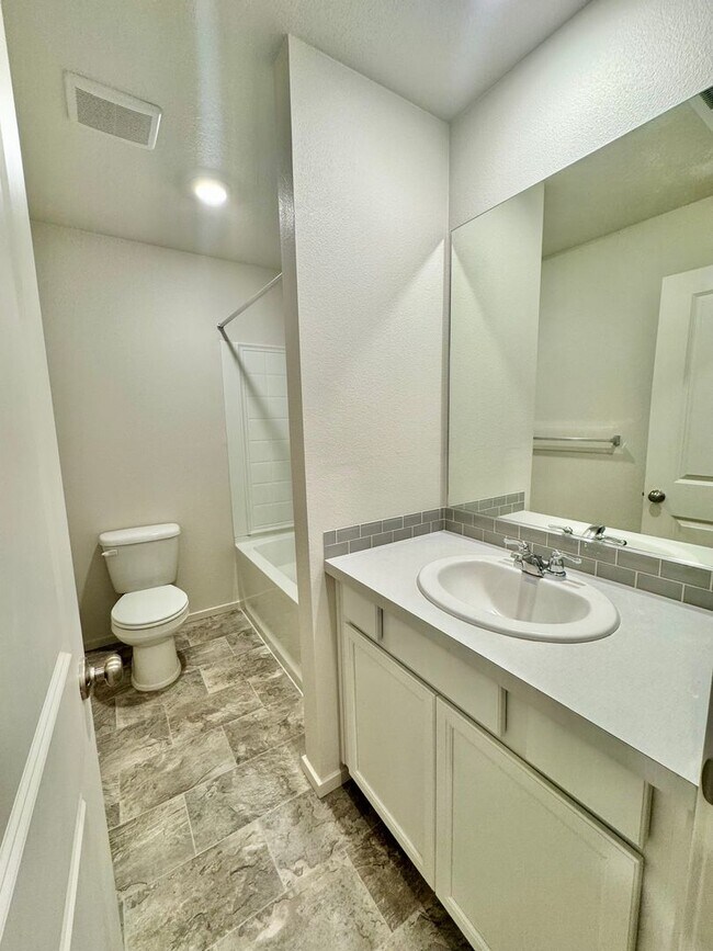 Building Photo - FREE RENT!! NEARLY NEW  HOME IN EZ LIVING ...
