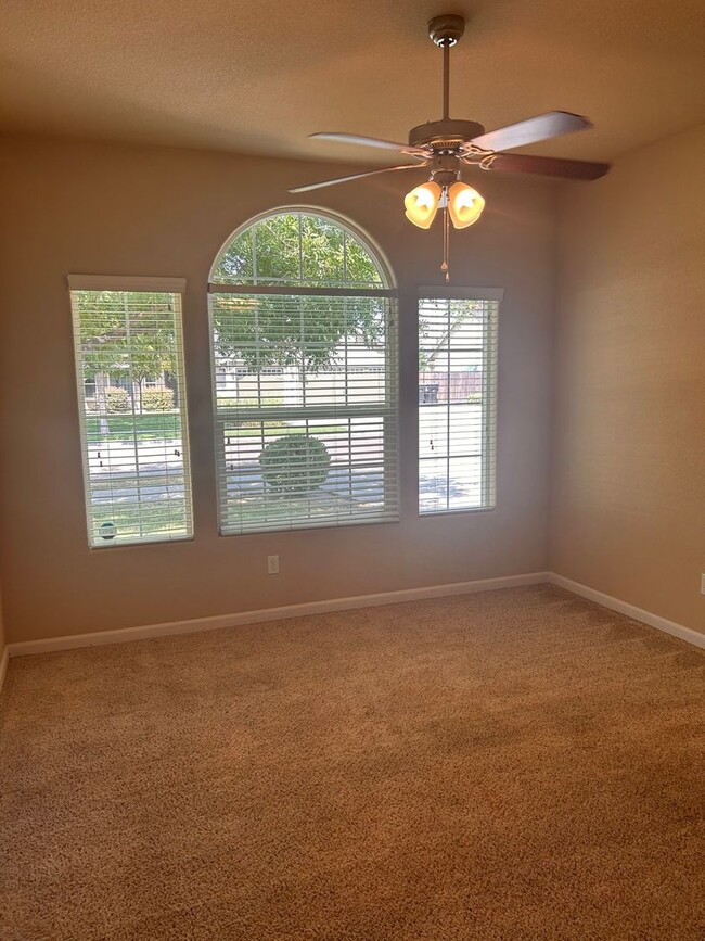 Building Photo - Beautiful home for rent in Visalia!