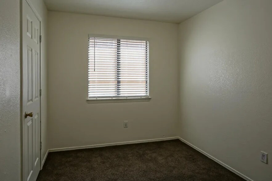 Office/Third bedroom - 6909 Cleghorn Rd NW