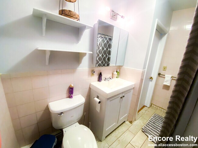 Building Photo - 1004 Tremont St