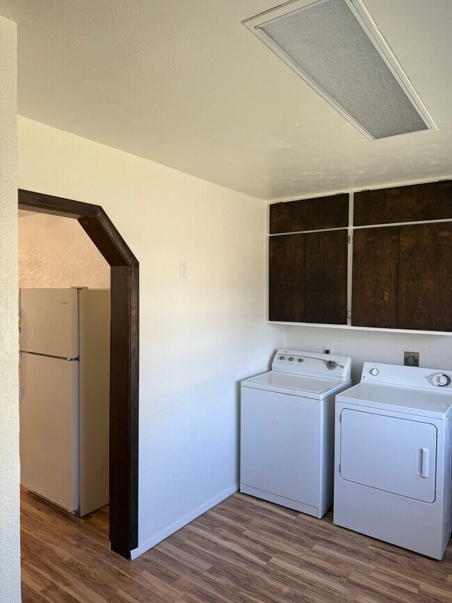 Building Photo - 510 E Montezuma Ave