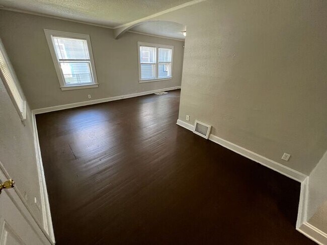 Building Photo - 3 Bed/1 Bath Home with Fenced Yard / Pet-Friendly / Vouchers Accepted / Coming Soon!