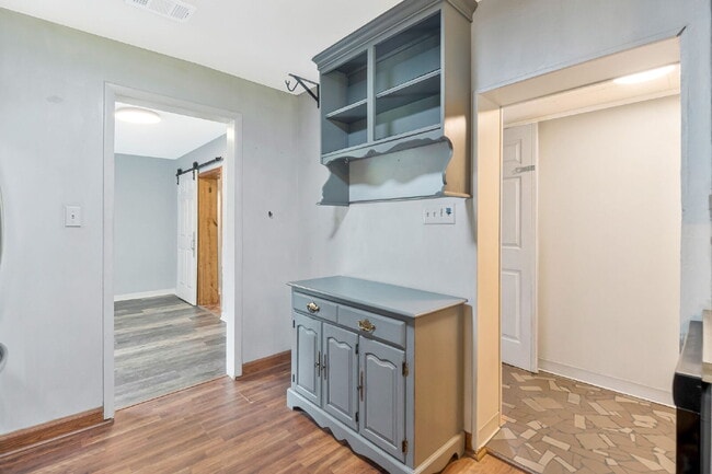 Building Photo - Charming 4 Bedroom Pensacola Rental in a Convenient Location!