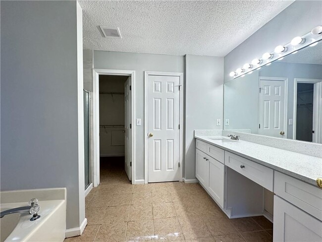 Building Photo - 11900 Carriage Park Ln