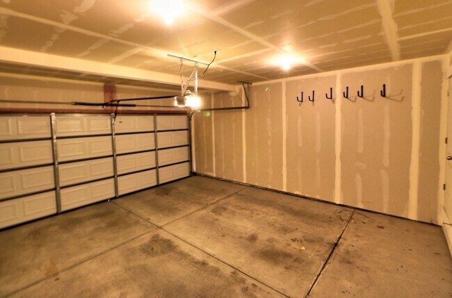 Building Photo - 3 bed 2.5 bath townhome in Salem