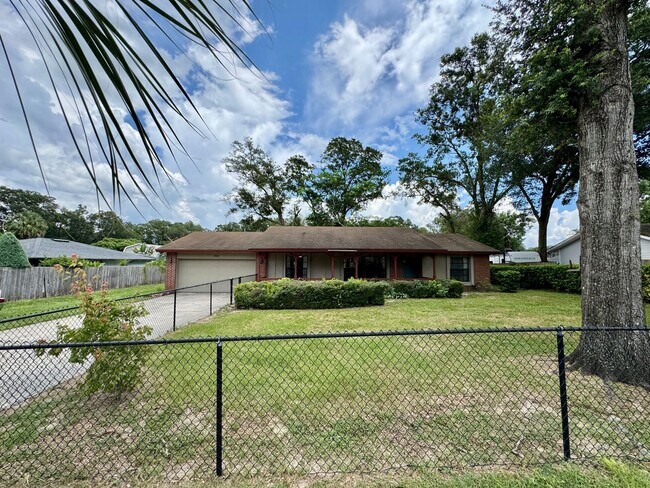 Building Photo - Fantastic 3/2 Sorrento Home with HOA!