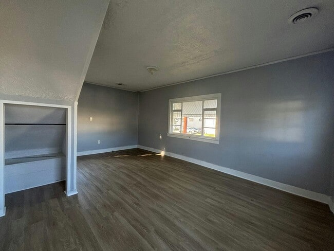 Building Photo - 209 Staunton St