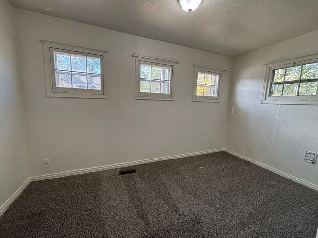Building Photo - 1 Bedroom 1 Bathroom w/Office - Available ...