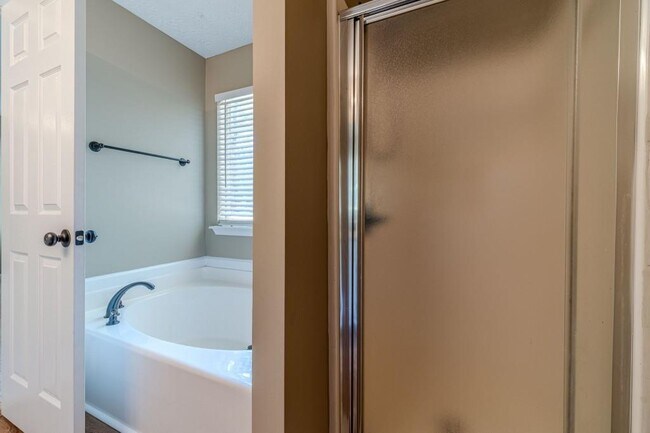 Building Photo - 701 Woodland Ridge Dr