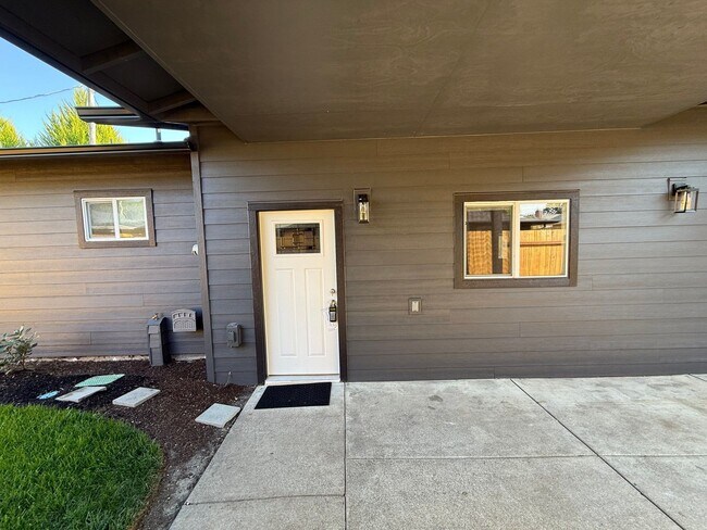 Building Photo - 1330-1334 SW 8th Ave Triplex/crema102-626