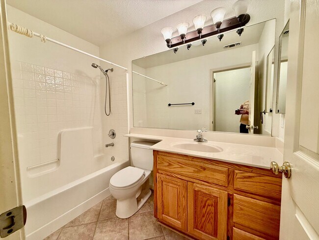Building Photo - Great home available NOW