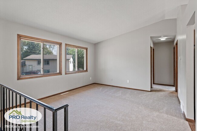 Building Photo - 4 Bedroom House in Eagan