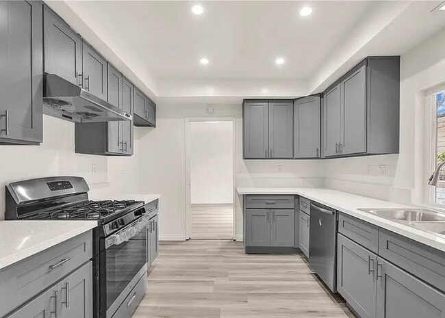 Building Photo - 3440 N Amberwood Ave