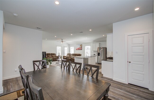 Building Photo - 8611 Shumard Oak Dr