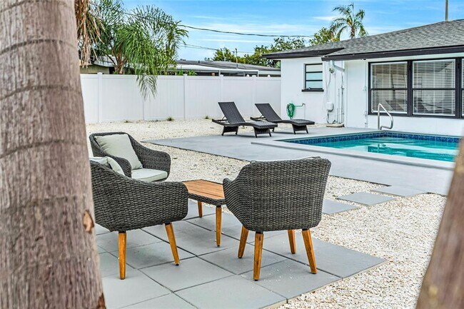 Building Photo - 1921 Fern Ave