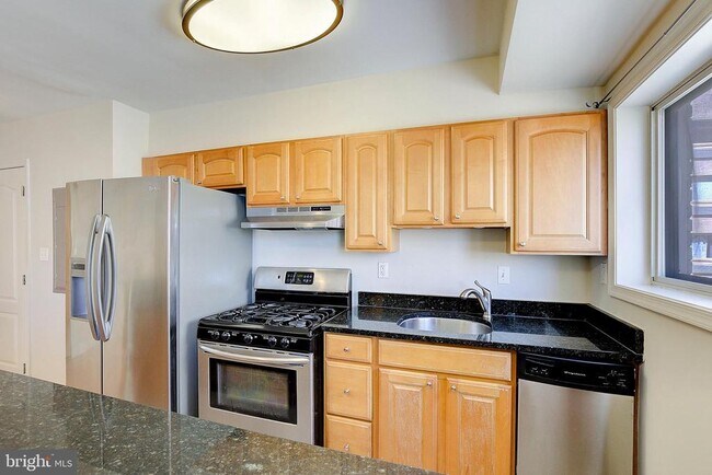 Building Photo - 738 Longfellow St NW