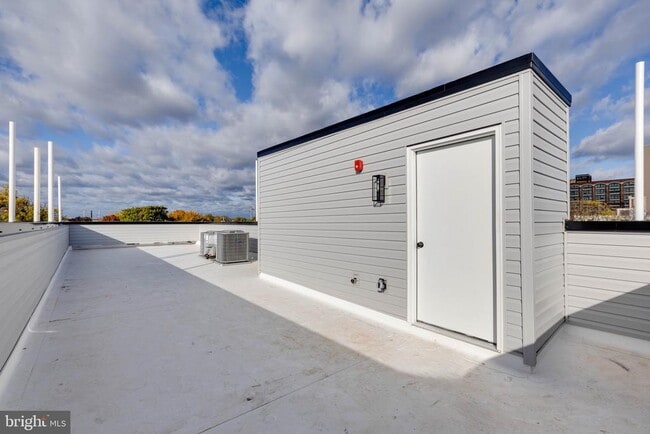 Building Photo - 1222 W Silver St