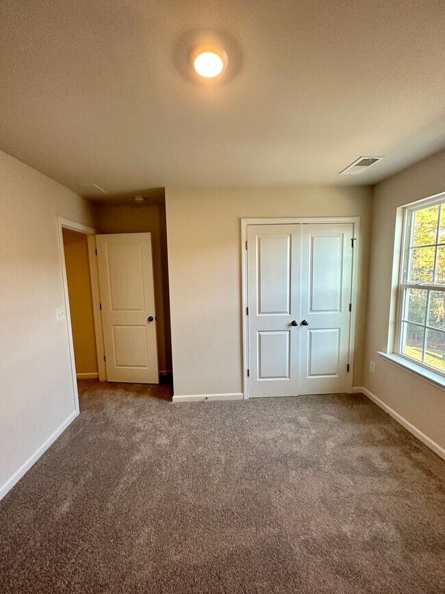 Building Photo - 4BR/3.5 Bath Townhouse in Prime Ballantyne Location; Great Schools