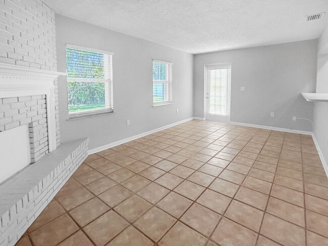 Building Photo - 3 Bed 2 Bath Home for Rent in Ideal Northeast St. Pete Neighborhood