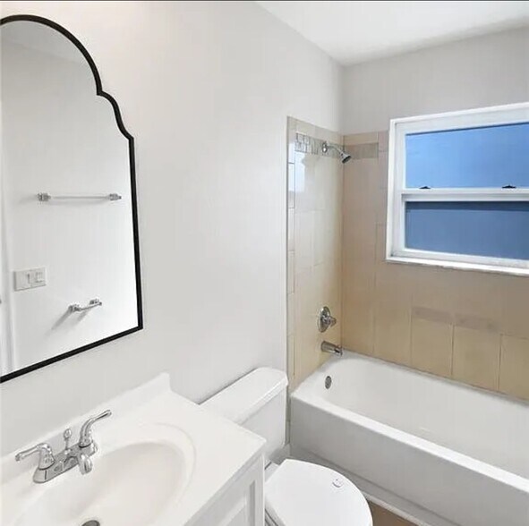 Building Photo - 1608 Amberlea Dr N