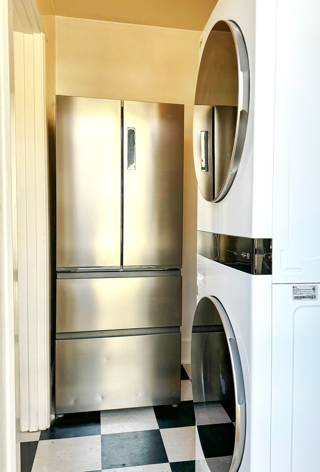 fridge and washer dryer unit - 3512 Pershing Ave