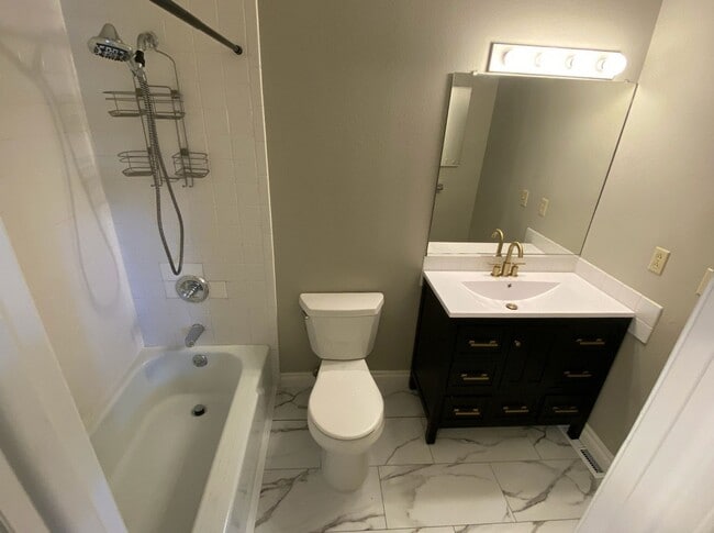 Building Photo - Spacious 2BR Townhome in Denver