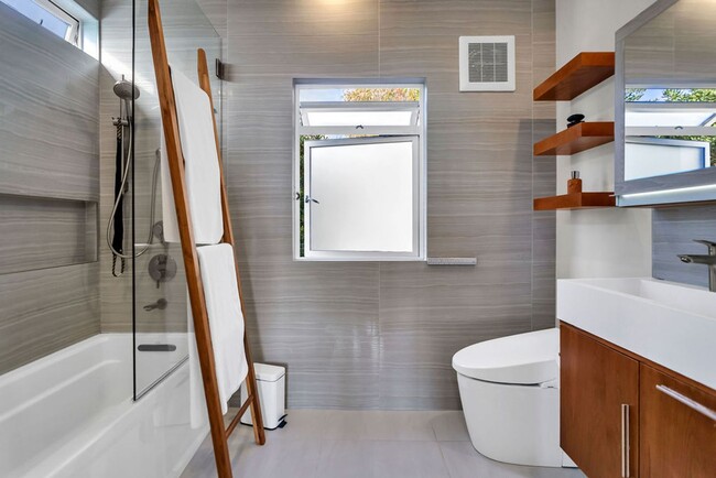 Building Photo - Gorgeous ocean view home at Windansea Beach!