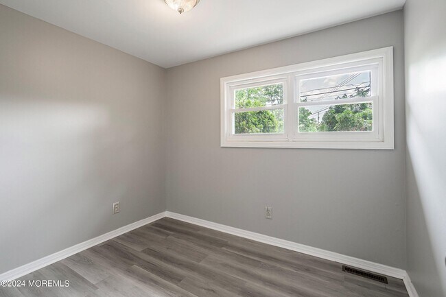 Building Photo - 394 Applegate Ave
