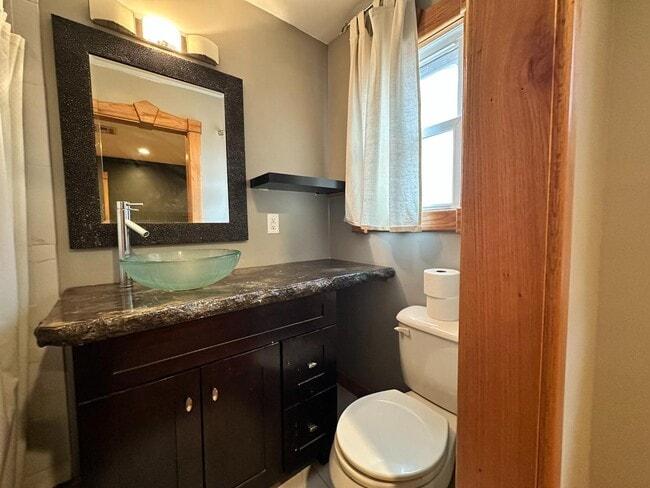 Building Photo - 2833 Kent Dr