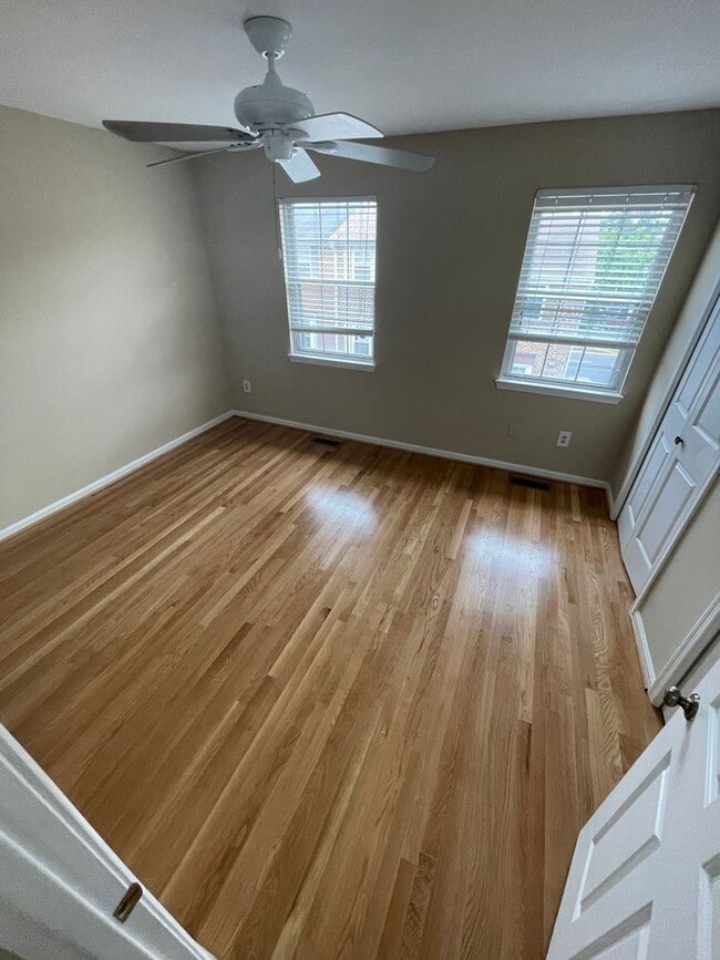 Building Photo - Updated, all brick 3 level townhouse pet friendly townhouse for rent!