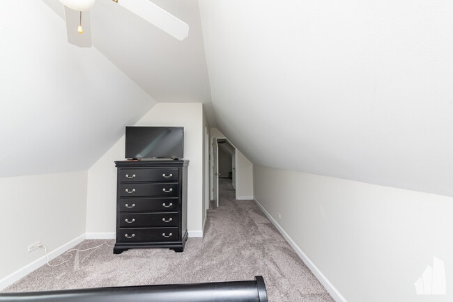 Building Photo - 2428 W Carmen Ave