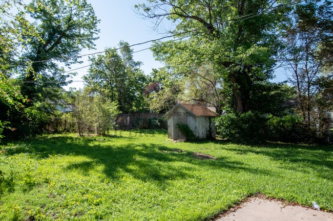 Building Photo - 804 N Battin St