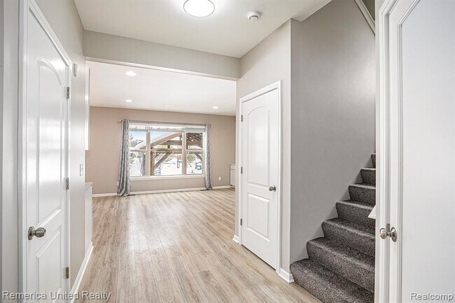 Building Photo - 59696 Twin Pines Dr