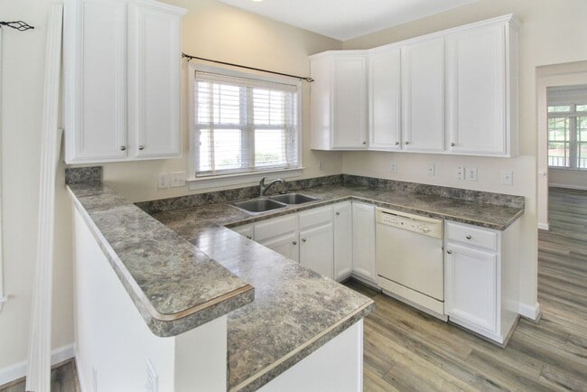 Building Photo - Beautiful Home in Stonehouse!