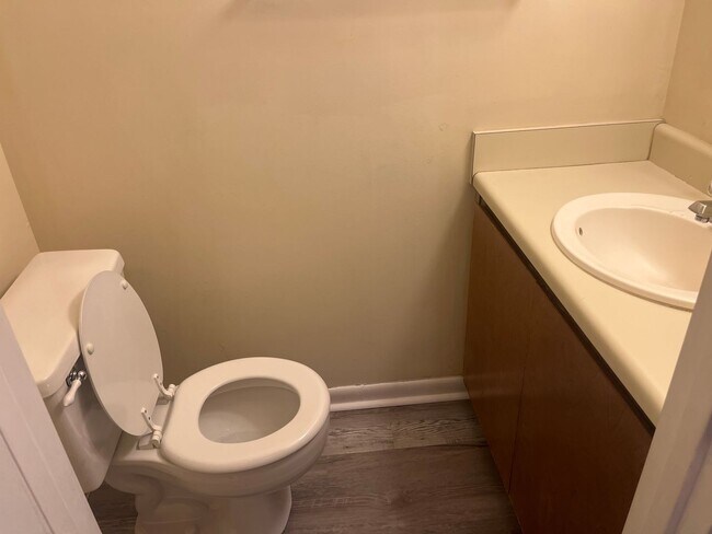Building Photo - 2 Bed, 1.5 Bath Townhouse