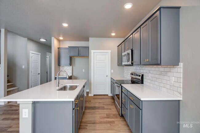 Building Photo - 336 S Calf Crk Ave