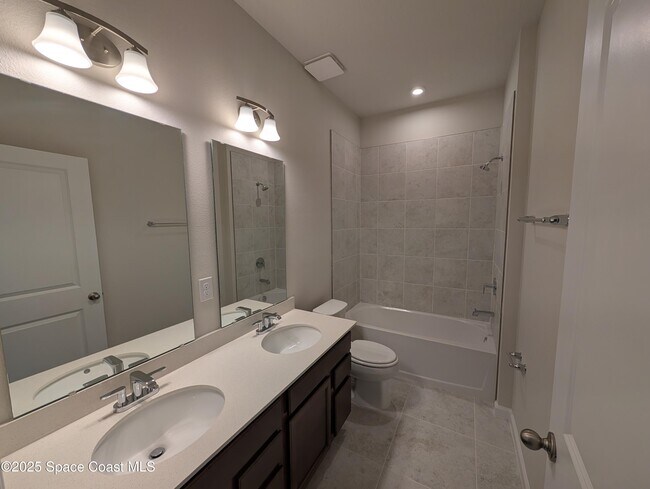 Building Photo - 2484 Landing Dr