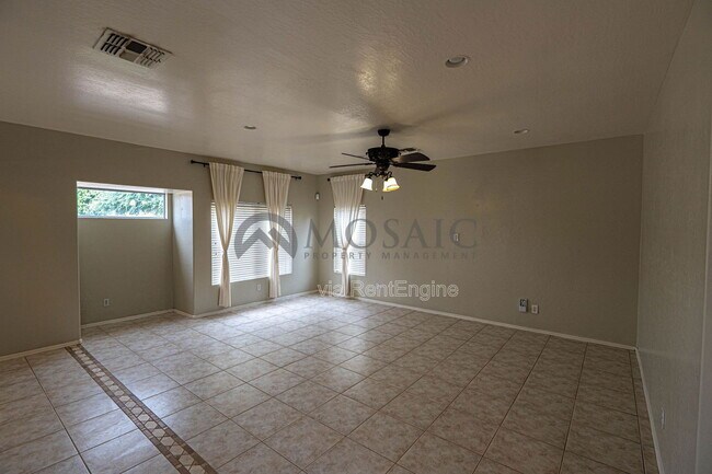 Building Photo - 883 E Powell Way