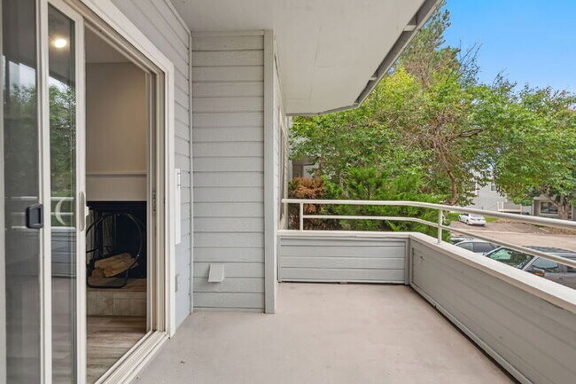 Building Photo - Updated 2-Bedroom Ground-Level Condo – Wat...