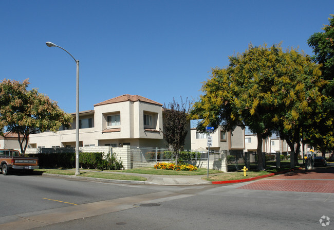 Building Photo - Corona Del Rey