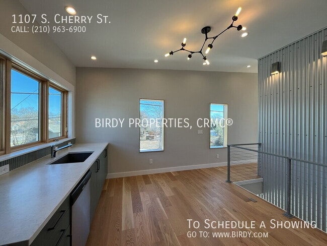 Building Photo - 1107 S Cherry St