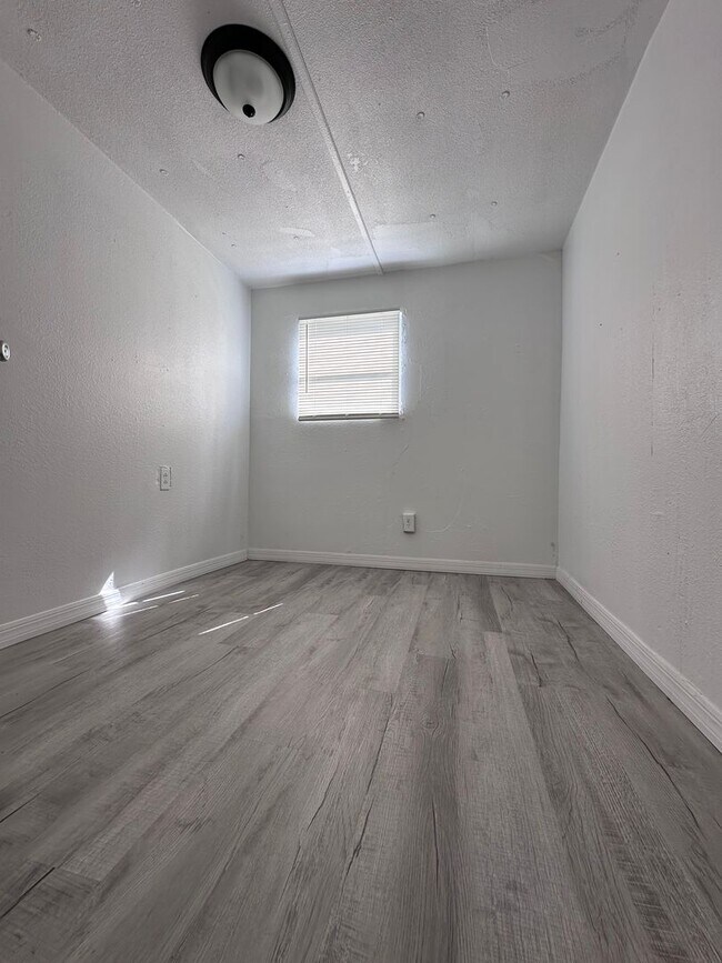 Building Photo - 2Bed 1Bath Rent To Own in Zephyrhills, FL